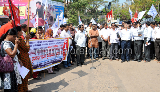LIC Agents protest in Mangalore